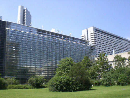 Blick von der Denninger Straße auf den Erweiterungsbau HypoVereinsbank links, das Arabellahaus rechts, im Hintergrund der Tower das Hypo-Hochhauses © dietlind pedarnig, 2007