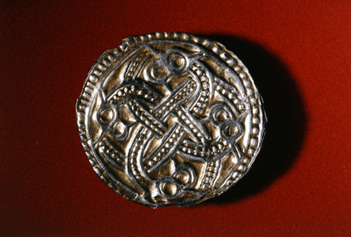 Bronzene Scheibenfibel (Bayerisches Amt für Denkmalpflege), ein Beispiel bajuwarischen Kunsthandwerks, wie es bei den Ausgrabungen an der Stegmühlstraße in Johanneskirchen gefunden wurde