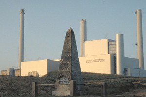 Die Basispyramide (nördlich von Oberföhring), fotografiert 2007, im Hintergrund das Heizkraftwerk München-Nord; hpt © Verein für Stadtteilkultur im Münchner Nordosten e.V.