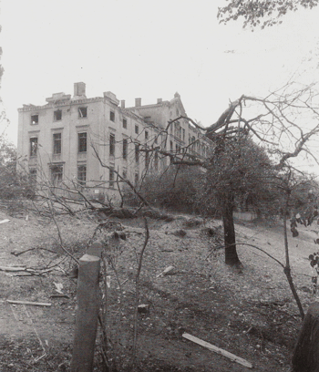 die Beamtenreliktenanstalt als Luftkriegsruine nach der Zerstörung am 9.6.1944; Quelle: Buchscan aus: Willibald Karl (Hrsg.):"Bogenhausen. Vom bäuerlichen Pfarrdorf zum noblen Stadtteil", München 1992.