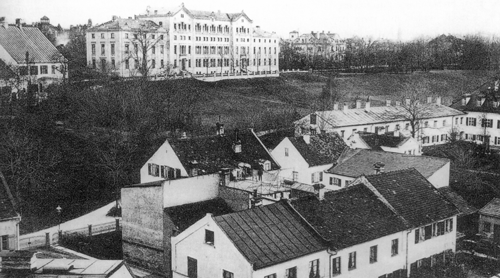 Die imposante Königliche Beamtenreliktenanstalt auf einer Postkarte von 1905; im Vordergrund rechts Gebäudeteile von Bad Brunnthal; links oben das Pfarrhaus von St. Georg.