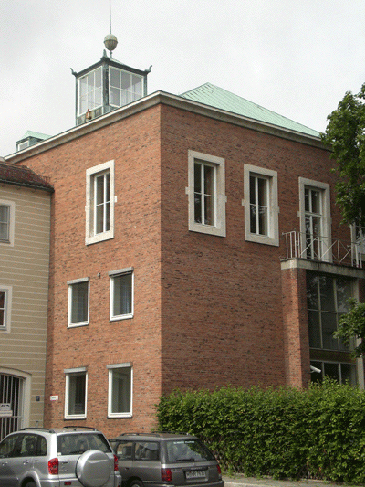 der rückwärtige Eingang am Schmitthenner-Bau am Bogenhauser Kirchplatz © dietlind pedarnig (2007)