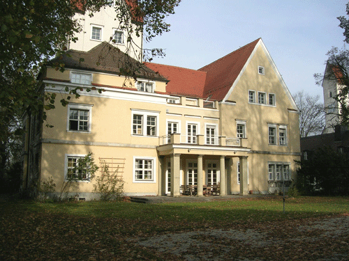 Bernheimer Schlösschen Gartenseite, im Hintergrund der Turm der Pfarrkirche St. Lorenz hpt © Verein für Stadtteilkultur im Münchner Nordosten e.V., 2007