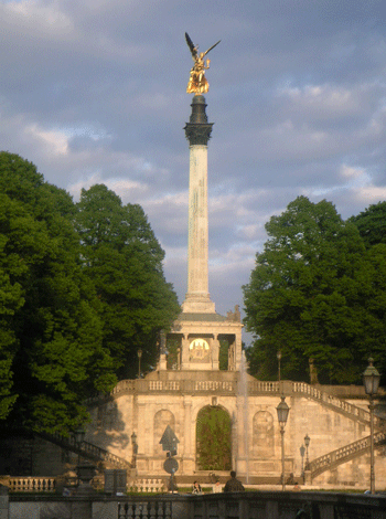 Prinzregent-Luitpold-Terrasse vom Lehel aus gesehen, links davon liegt der Achtersee, hpt © Verein für Stadtteilkultur im Münchner Nordosten e.V.