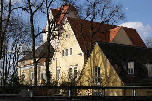 Bernheimer Schlösschen, im Vordergrund die ehemalige Autogarage mit Chauffeur-Wohnung hpt © Verein für Stadtteilkultur im Münchner Nordosten e.V., 2007