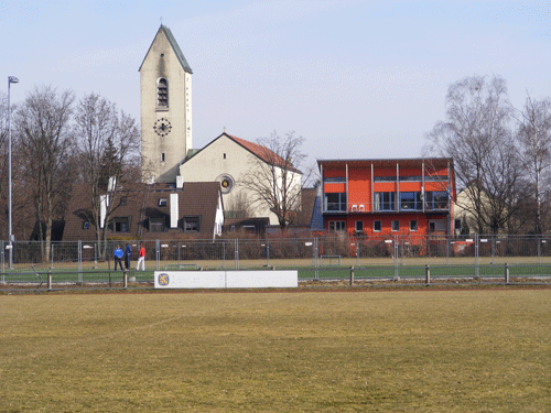 Blick auf die Bezirkssportanlage Englschalking, im Hintergrund die Pfarrkirche St. Emmeram von der Westpreußenstraße aus gesehen. Das rote Wohnhaus steht an der Ostpreußenstraße. © dietlind pedarnig, 2008