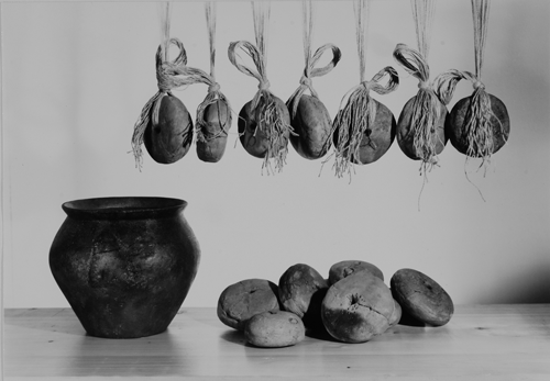 Webgewichte und Tongefäß aus den Grubenhäusern der Siedlung an der Stegmühlstraße (Bayerisches Amt für Denkmalpflege)