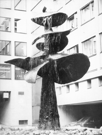 Der "Baumbrunnen", 1985 in Betrieb; Buchscan aus: Wolfgang Braunfels und Peter Beckmann, "Roland Friederichsen. Künstler und Werk", St. Ottilien 1986.