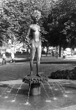 Der Daphnebrunnen an seinem ehemaligen Standort am Orleansplatz in Haidhausen, Quelle: www.galerie-neubauer.de