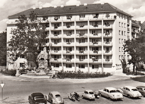 »Wohnheim am Kufsteinerplatz 1« mit Diana-Brunnen im Vordergrund, Ansichtskarte aus den 1950er-Jahren © privat