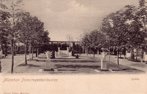 Garten hinter dem Prinzregententheater mit Brunnenanlage; historische Ansichtskarte, um 190, die Bäume sind jedenfalls frisch gepflanzt © privat