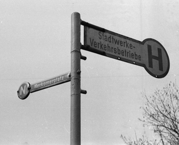 Haltestellenschild der Buslinie N in den 1950er-Jahren; © helmut keller