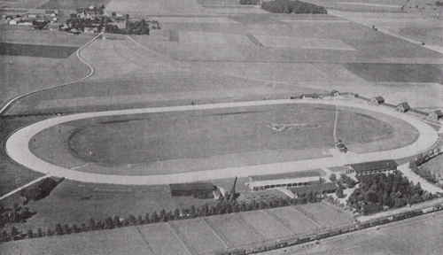 Das Gelände der Trabrennbahn Daglfing um 1915 in einer Luftbildaufnahme © privat. Oben links ist das Dorf Daglfing zu sehen, rechts davon liegt das kleine Wäldchen des Eschbichls.