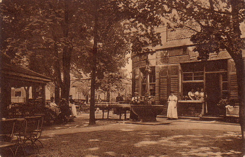 Der Georgi-Brunnen im schattigen Wirtgarten vom Betz, im Jahr 1912 (Ansichtskarte)
