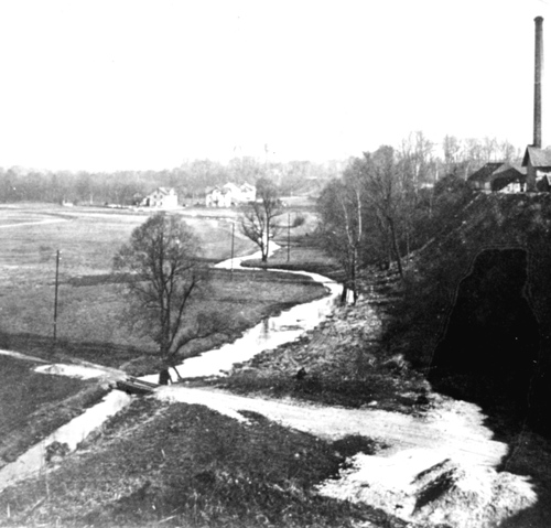 Der Brunnbach um 1920, rechts am Hochufer ist der Kamin der Ziegelei von Josefa Bräunlein (ehemals Oberföhringer Straße 65 1/2) zu sehen. Aus: Karin Bernst: "Oberföhring. Das Dorf und seine Bewohner im 19. Jahrhundert", München 2000.