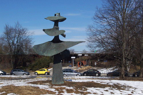 Die "Baum"-Skulptur von Roland Friederichsen. Im Hintergrund das Cosimawellenbad. hpt©Verein für Stadtteilkultur im Münchner Nordosten e.V., 2009.