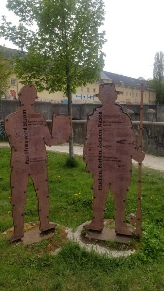 Infotafeln zur neben dem Kraftwerk seit 2012 angelegten Fischtreppe. © dietlind pedarnig 2021