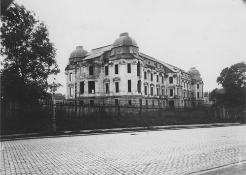 Villa Fleischer, später Reichsfinanzhof, im Rohbau, von der Montgelasstraße aus gesehen. Fotografie Georg Pettendorfer, 1912. © Stadtarchiv München, Sammlung Valentin, Sign. DE-1992-FS-NL-PETT1-1375