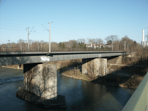 Die Föhringer Eisenbahnbrücke von der Leinthaler Brücke aus gesehen; im Hintergrund das Heizkraftwerk München Nord © Verein für Stadtteilkultur im Münchner Nordosten e.V. (2005)