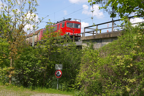 Zug auf der Föhringer Eisenbahnbrücke; hpt © Verein für Stadtteilkultur im Münchner Nordosten e.V. (2008)