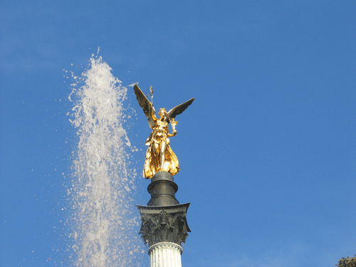 Engel mit Fontäne der Brunnenanlage der Prinzregent-Luitpold-Terrasse © Verein für Stadtteilkultur im Münchner Nordosten e.V.