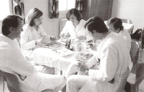 Im Speiseraum "Städtisches Krankenhaus Oberföhring", 1979.