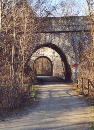 Durchgänge unter der Leinthaler Brücke (vorne) und der Föhringer Eisenbahnbrücke 2005 © Verein für Stadtteilkultur im Münchner Nordosten e.V. (Bernst)