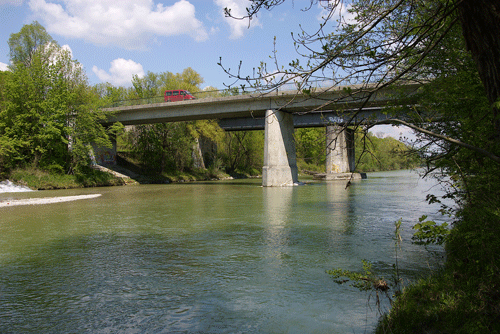 Die Leinthaler Brücke, dahinter die Föhringer Eisenbahnbrücke; hpt © Verein für Stadtteilkultur im Münchner Nordosten e.V., 2008