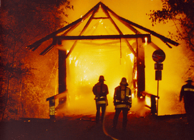 Ein Feuer vernichtet die Holzbrücke in der Nacht vom 2. auf den 3. September 2002 (Foto: Berufsfeuerwehr München)