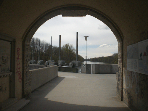 Blick vom Oberföhringer Stauwehr auf die Isar in Richtung Bogenhausen © dietlind pedarnig (2008)