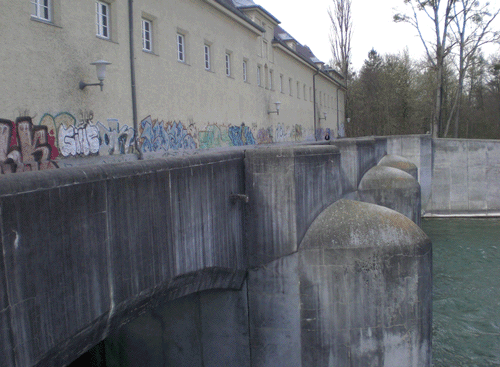 Blick auf das Wehr mit den Schützen und den weiteren Isarverlauf Richtung Norden, östlich davon verläuft der abgeleitete Werkkanal, der Mittlere Isarkanal © dietlind pedarnig (2008).