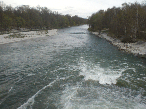 Blick auf das Wehr mit den Schützen und den weiteren Isarverlauf Richtung Norden, östlich davon verläuft der abgeleitete Werkkanal, der Mittlere Isarkanal © dietlind pedarnig (2008).