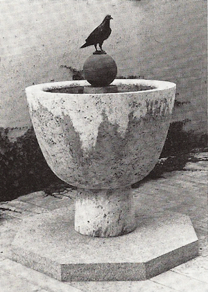 Historische Aufnahme des "Taubenbrunnens" vor 1974 noch mit Taube; Quelle: Buchscan aus: Otto Josef Bistritzki, "Brunnen in München. Lebendiges Wasser einer großen Stadt", München 1974.