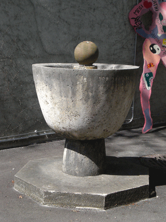 Der "Taubenbrunnen" ohne Taube vor dem Gebäude der "Städtischen Berufsschule zur Berufsvorbereitung" 2008 © dietlind pedarnig
