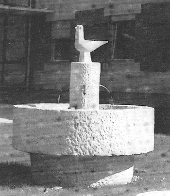 Der Taubenbrunnen um 1974, Buchscan aus: "Brunnen in München. Lebendiges Wasser in einer großen Stadt", hrsg. v. Otto Josef Bistritzki, München 1974.