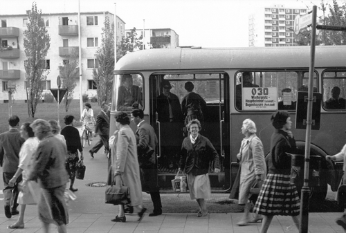 Buslinie K (Bustyp MAN/Krauss-Maffei 640 HO 1) im Jahr 1961 am Flughafen München Riem © Mit herzlichem Dank an das Archiv SWM/MVG München.