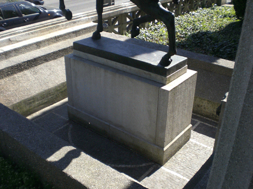 Sockel mit Bronzeskulptur "Reitende Amazone" in der Mitte des ehemaligen Brunnenbeckens © dietlind pedarnig, 2008