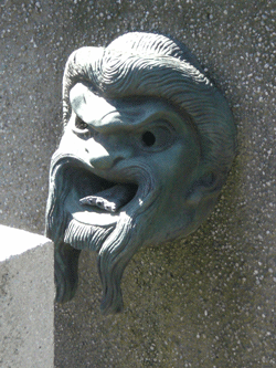 Der bronzene Wasserspeier in der Brunnenanlage der Stuck-Villa zeigt eine frappierende Ähnlichkeit mit dem Steinkopf des Wandbrunnens im Garten der Pschorr-Villa in der Möhlstraße 23 ... © dietlind pedarnig, 2008