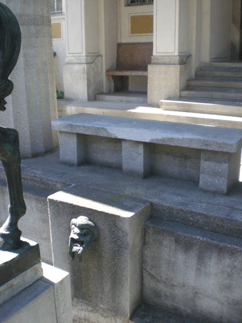 Der Wasserspeier an der Rückseite des Brunnenbeckens, hinter der Bronzestatue, in gerader Verlängerung zum Hauptportal der Villa © dietlind pedarnig, 2008