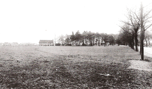 Das Baugelände des Luftwaffenlazaretts im Jahr 1939 mit dem Arbeiterwohnhaus der Ziegelei Grünwald. Blick nach Süden, rechts die Oberföhringer Straße.