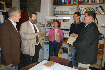 Preisverleihung an die Archäologen der Prähistorischen Staatssammlung
Michael Egger (2. von links), Frau Dr. Haas-Gebhard (Mitte) und Dr. Bernd Steidl (2. von rechts)
(links Roland Krack und rechts Josef Krause vom Verein für Stadtteilkultur im Münchner Nordosten e.V.)