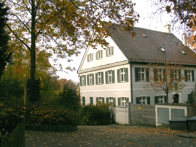 Pfarrhaus St. Georg mit Delpdenkmal (links), dietlind pedarnig, 2007