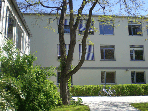 Südseite des Schultrakts am Bogenhauser Kirchplatz 3 zum Innenhof hin, die Nordseite liegt parallel zur Möhlstraße © dietlind pedarnig, 2008.