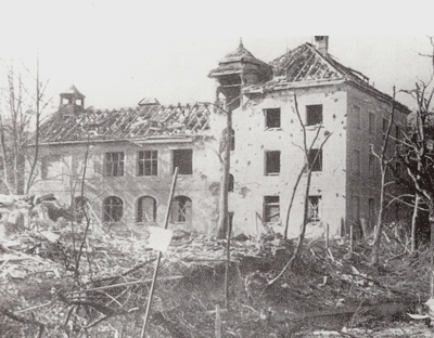 Die Kinderbewahranstalt nach der ersten Zerstörung durch Bomben 1942