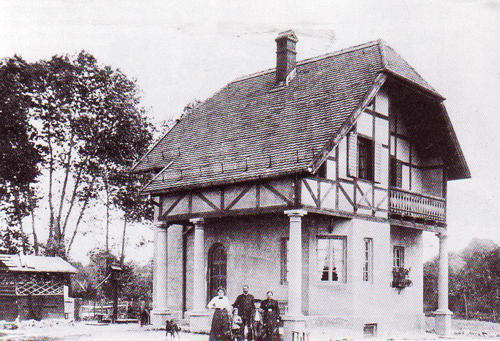 Fährmannhaus Oberföhring, Aufnahme vor dem Ersten Weltkrieg mit der Fährmannsfamilie Blumenthaler im Vordergund. Quelle: Buchscan aus s.o., S. 127.