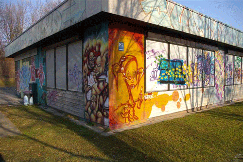 Foto: Graffitis des Cosima-Freizeitheims 2008, vor dem Neubau; hpt © Verein für Stadtteilkultur im Münchner Nordosten e.V.