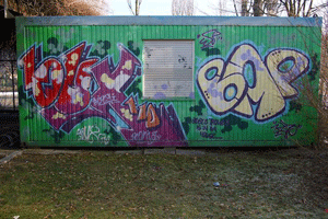 Foto: Graffitis des Cosima-Freizeitheims 2008, vor dem Neubau; hpt © Verein für Stadtteilkultur im Münchner Nordosten e.V.