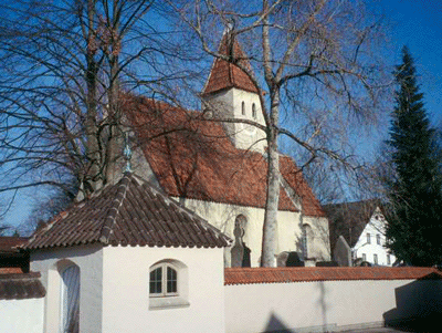 Foto: St. Nikolaus mit Friedhofsmauer und dem Waaghäusl von Englschalking; hpt ©Verein für Stadtteilkultur im Münchner Nordosten e.V.