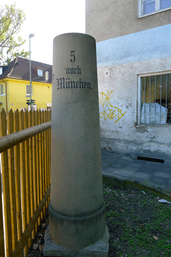 Kilometerstein vor dem ehemaligen Gasthaus »Alter Wirt«, Eggenfeldener Straße 63 (Zamdorf)