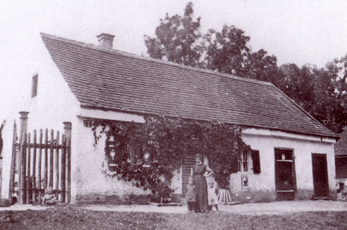 Das Gemeindehaus von Daglfing um 1920 (Sölde "Angermaier"), heute Kunihostraße 13
Während der Zeit des Nationalsozialismus befand sich auf dem Grundstück des abgebrochenen Gemiendehauses ein Kriegsgefangenenlager. 
Das Grundstück ist Stand 2010 unbebaut.
Auf den benachbarten Grundstücken des Gemeindehauses lagen die Anwesen Haus-Nr. 9 (Sölde "Beim Franz", heute Kunihostraße 26) und Haus-Nr. 11 (Schuster, später Anwesen des Kastenbauern; Kunihostraße 21, abgebrochen um 1960). Heute erstrecken sich ab dem Anwesen "Beim Franz" freie Felder und Äcker in Richtung Westerlandanger.